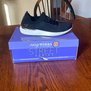 Womens size 9 brand new skechers